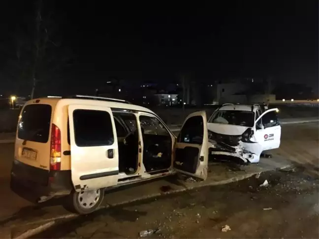 Son dakika haberi! İki otomobilin kafa kafaya çarpıştığı kazada 4 kişi yaralandı