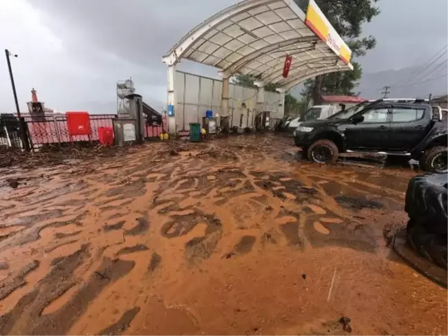 MARMARİS'TE SAĞANAK; DERELER TAŞTI, YOLLAR GÖLE DÖNDÜ