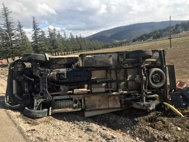 Isparta'da lastiği patlayan kamyonet şarampole devrildi
