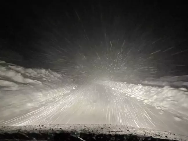 Yedisu-Erzincan kara yolunda kar ve tipi etkili oldu