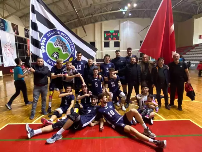 Bigadiç Belediyespor lideri devirdi