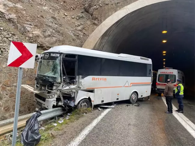 Son dakika haberi: Yolcu otobüsü ile tırın çarpıştığı kazada 6 kişi yaralandı