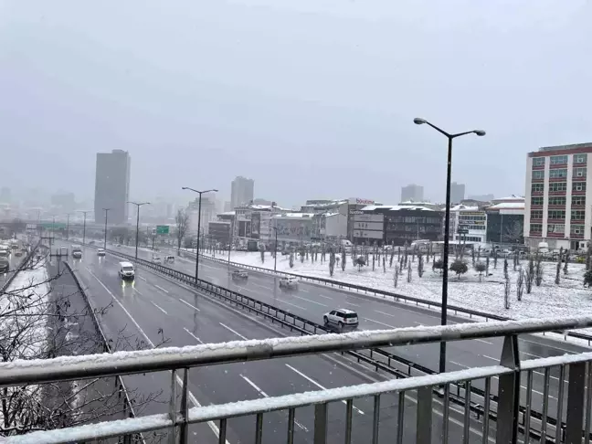 İstanbul'da kar yağışı aralıklarla etkisini sürdürüyor