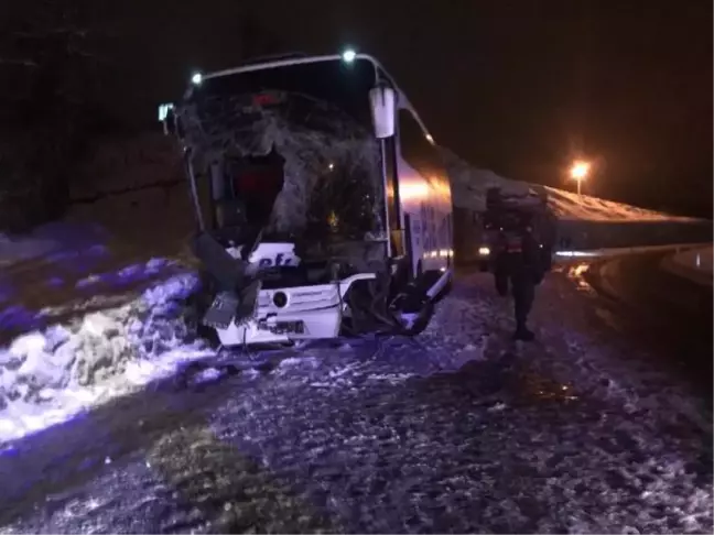 YOLCU OTOBÜSÜ KAMYONA ÇARPTI: 5 YARALI