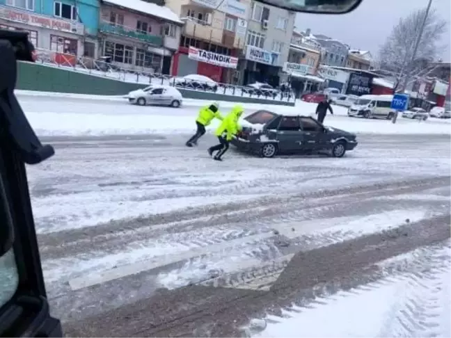 Son dakika... Bursa'da trafik polislerinin karla mücadelesi takdir topladı