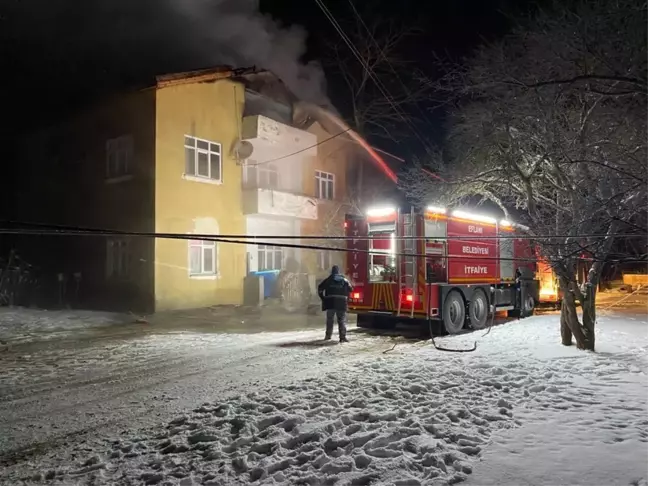 Evin çatısı yangında hasar gördü