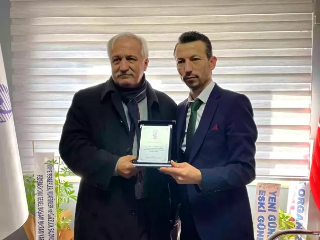 Manisa Berberler ve Kuaförler Odası'nda eski başkana vefa