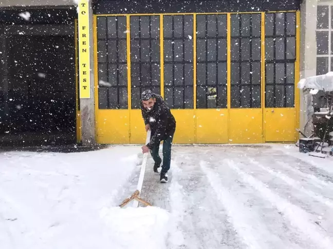 Bilecik'te kent merkezinde kar yağışı etkili oldu