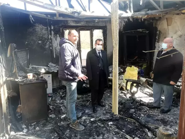 Kaymakam Gürdal evi yanan aileyi ziyaret etti