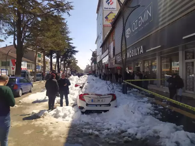 Çatıdan düşen kar kütlesi 4 aracı kullanılamaz hale getirdi