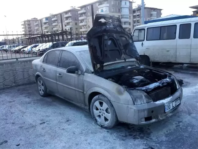 Park halindeki otomobil yanarak kullanılamaz hale geldi