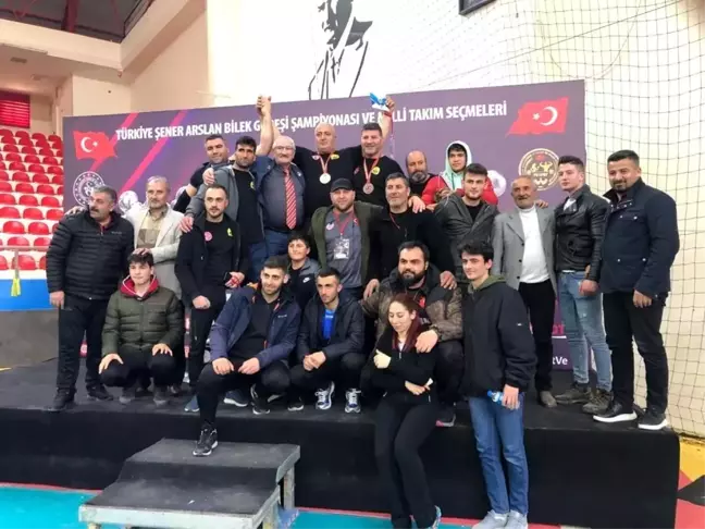 Bayburt Belediyesi Başaran Bilek Güreşi Takımı madalyalarla döndü