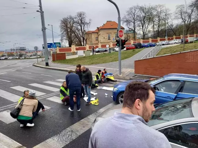 Çekya'da Ukrayna'ya destek için trafiği kapatan aktivistlere polis müdahalesi