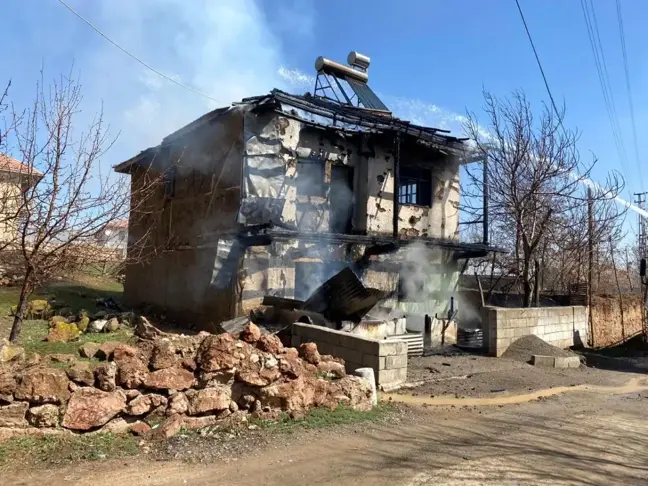 Yozgat'ta 2 katlı bina alevlere teslim oldu