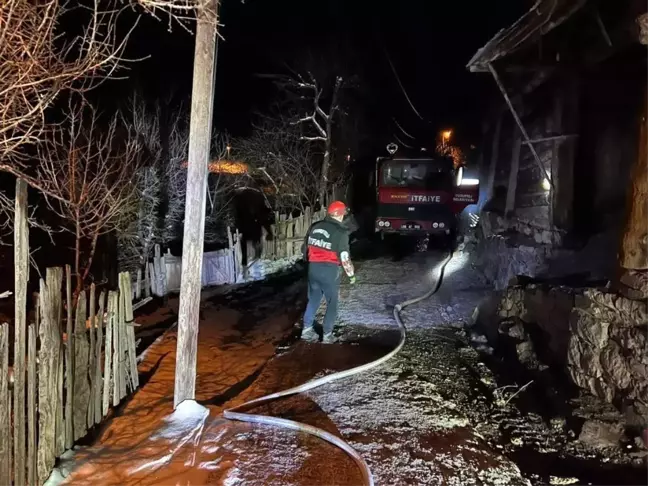 Artvin'de gece çıkan yangında iki katlı ev kullanılamaz hale geldi