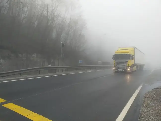 Bolu Dağı'nda sağanak ve sis ulaşımı güçleştiriyor