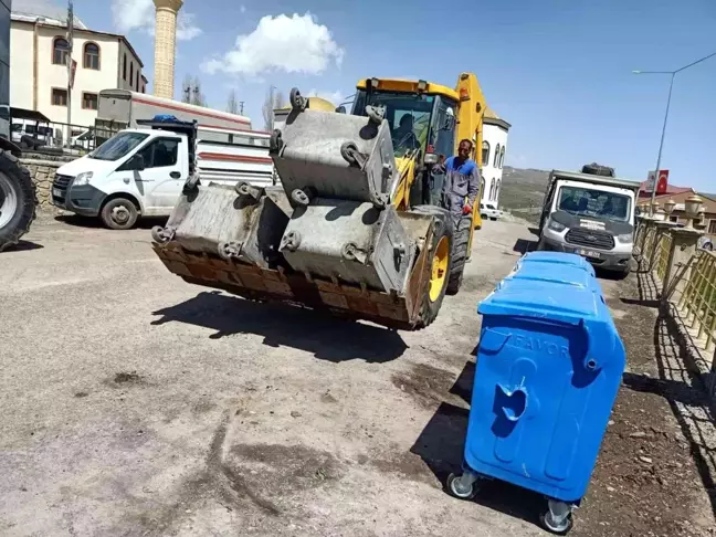 Çat'ta Bayram öncesi çöp konteynerleri yenilendi