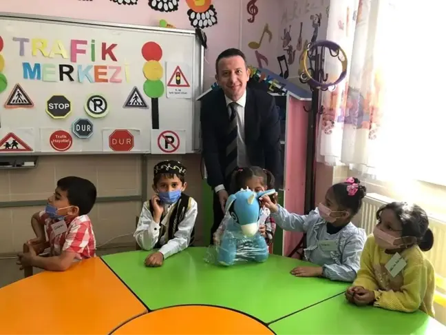 Kaymakam Görmüş minik öğrencilere oyuncak hediye etti