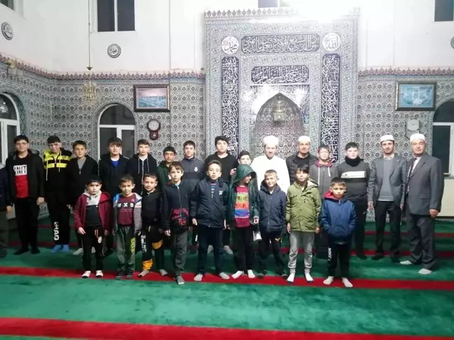Simav Müftüsü Serçe, öğrencilerle camide iftar açtı