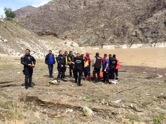 Trafik kazasında otomobille Oltu Çayı'na düşerek kaybolan annenin cesedine ulaşıldı, babayı arama çalışmaları devam ediyor