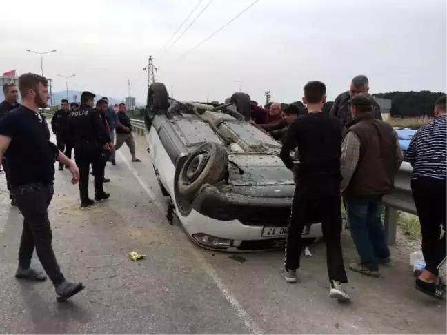 Takla atan otomobildeki anne ile iki çocuğu yaralandı
