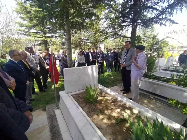 Bolvadin'de protokol önce şehitlere dua etti ardından mezarları temizledi
