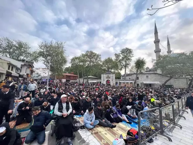 Binlerce vatandaş bayram namazı için Eyüpsultan'a akın etti