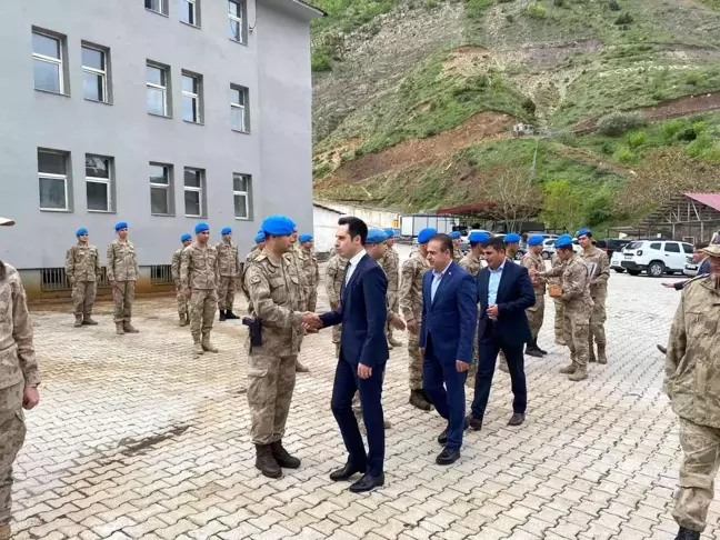 Uludere'de güvenlik güçleri ve vatandaşların bayramı kutlandı
