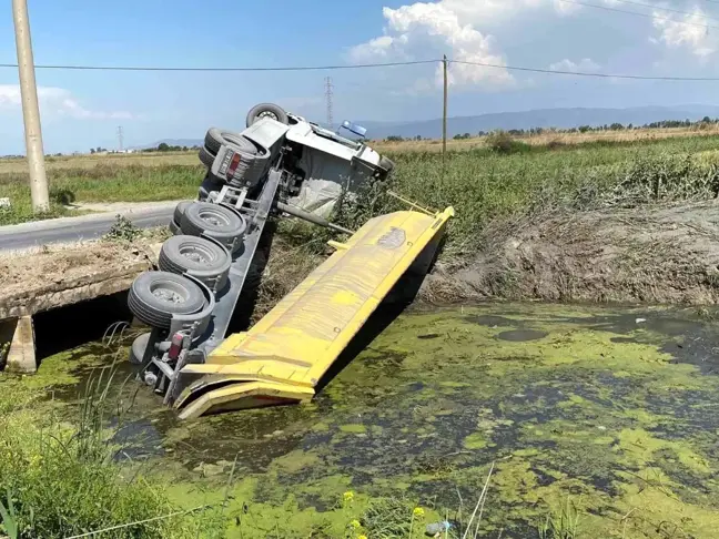 Söke'de kamyon sulama kanalına devrildi