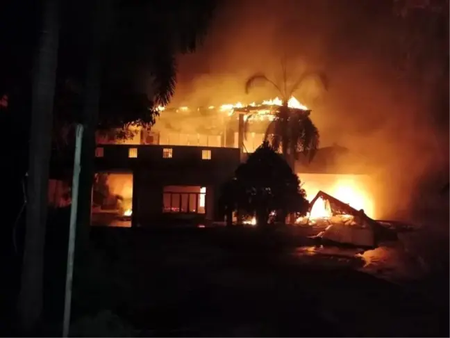Sri Lanka'da göstericiler başbakanın ve siyasilerin evlerini yaktı