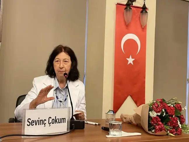 Yazar Sevinç Çokum, Türk Edebiyat Vakfı'nda okurlarıyla bir araya geldi