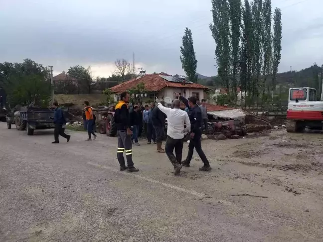 Antalya'da 2 mahallede sağanak yağış sonrası su baskınları oluştu