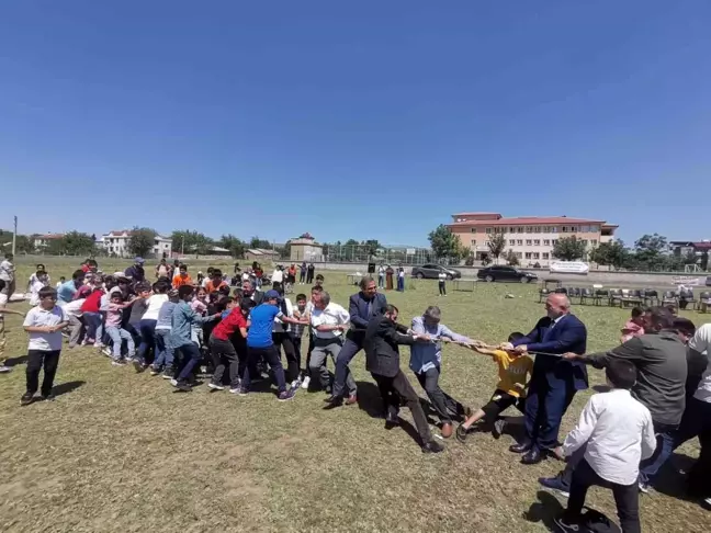 Elazığ'da müftü ve belediye başkanı, öğrencilerle birlikte halat çekme yarışı yaptı