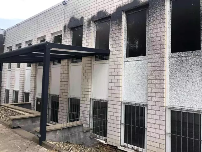 Almanya'da camiye boyalı saldırı