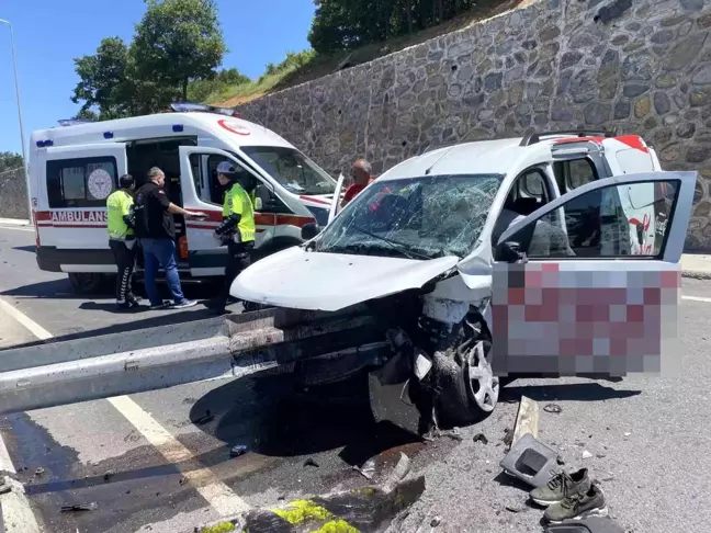 Maltepe'de ticari araç bariyerlere saplandı: 2 yaralı