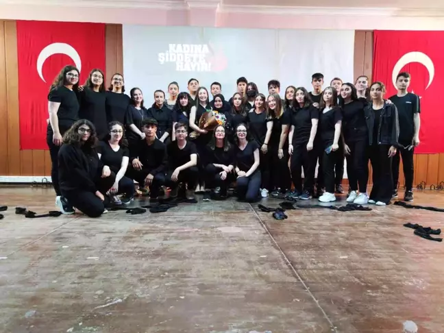 Öğrencilerden kadına karşı şiddetle mücadele programı