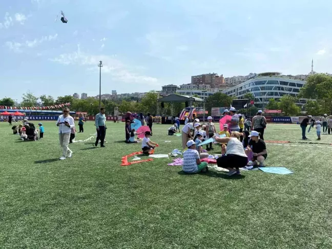 Kağıthane'de düzenlenen uçurtma şenliği renkli görüntüler oluşturdu