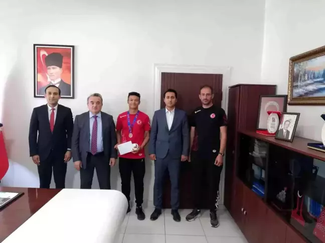Başarılı sporcu Kaymakam Öztürk'ü ziyaret etti
