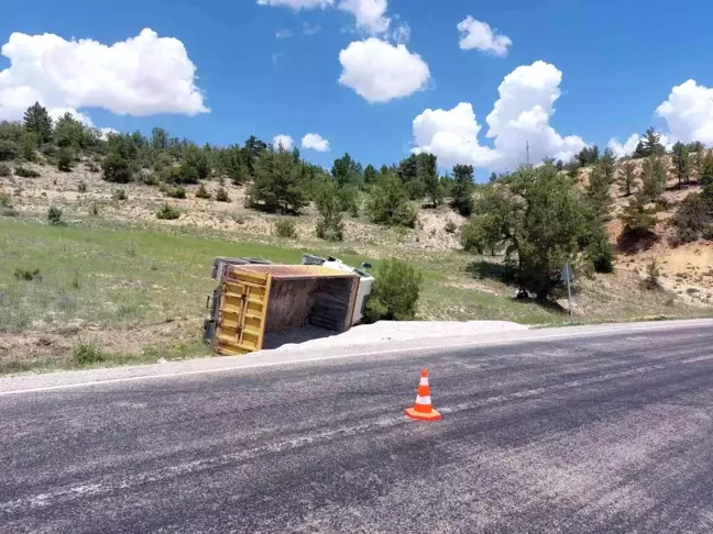 Karaman'da freni boşalan mucur yüklü kamyon devrildi: 1 yaralı