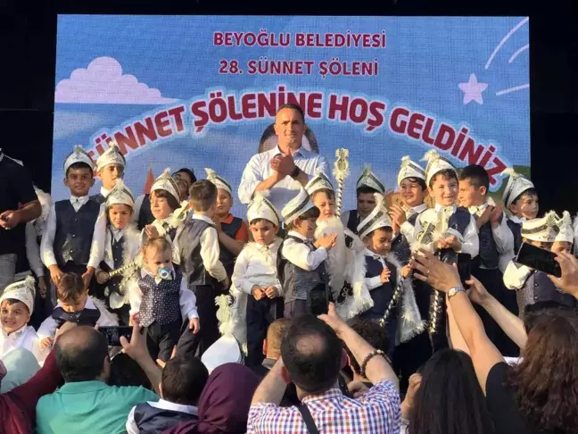 Beyoğlu'nda sünnet şöleni renkli görüntülere sahne oldu