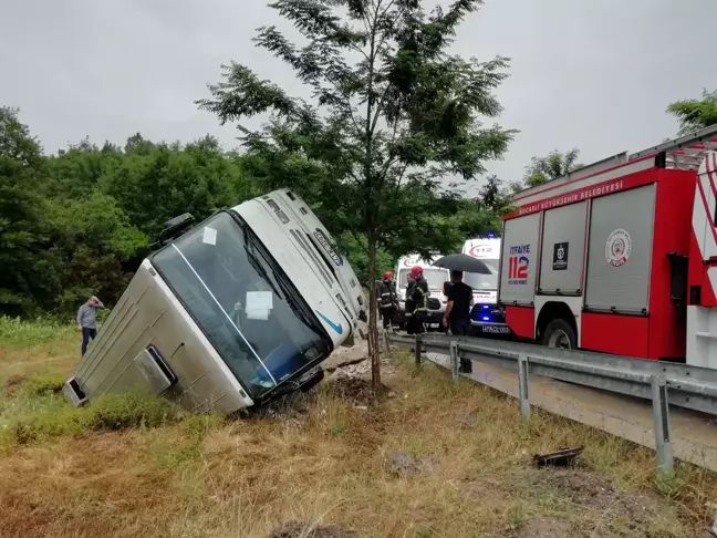 Yürekler ağza geldi! Şarampole devrilen midibüste 17 kişi yaralandı