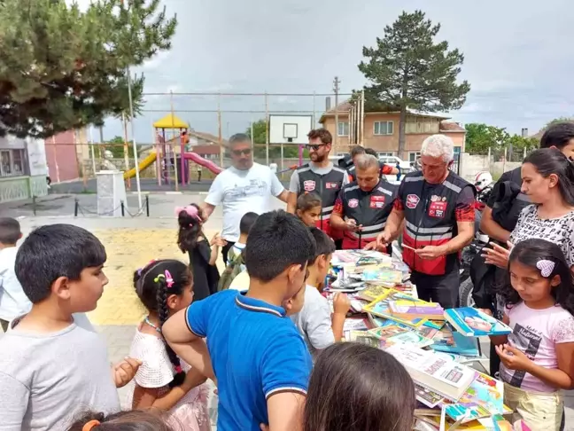 İlkokul öğrencilerine bin 222 adet kitap ve kırtasiye malzemesi dağıtıldı