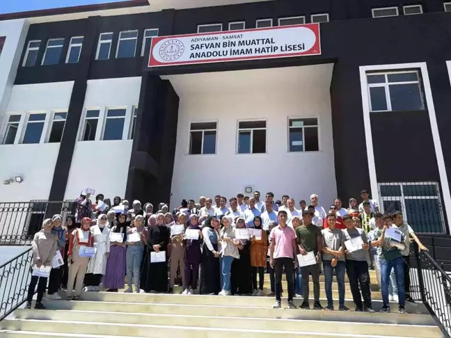 Samsat'ta öğretmenler başarı belgeleri, öğrenciler karnelerini aldı