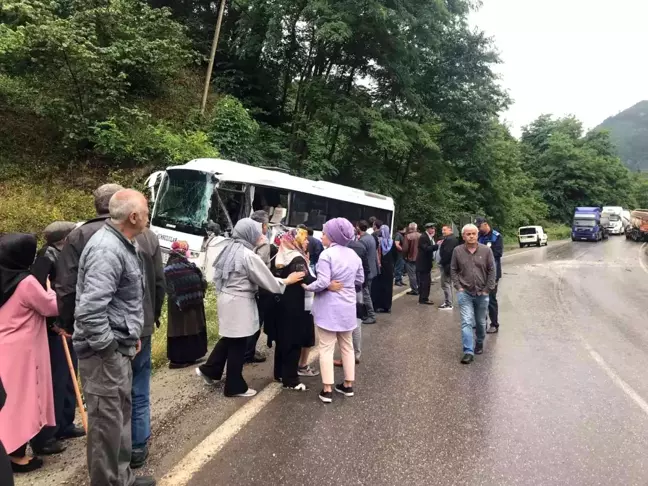 Son dakika haberleri | Ordu'da midibüs ile kamyon çarpıştı: 3 yaralı