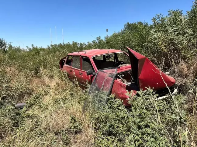 Trafik işareti levhasına çarpan otomobil şarampole devrildi