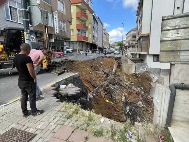 Üsküdar'da istinat duvarı çöktü, 3 bina tahliye edildi