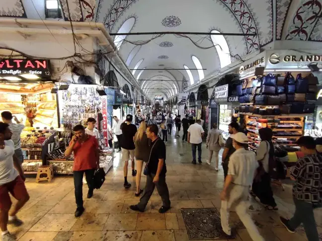 Arefe Günü'nde Kapalıçarşı'da turist yoğunluğu