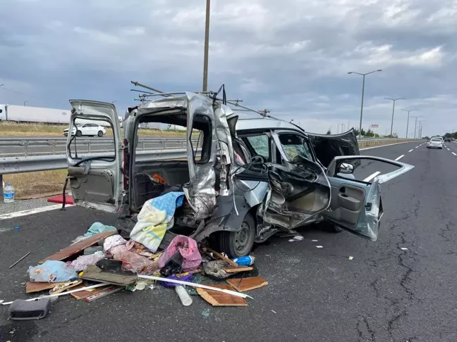 Tekirdağ'da kamyonun çarptığı hafif ticari araçtaki 3 kişi öldü, 5 kişi yaralandı