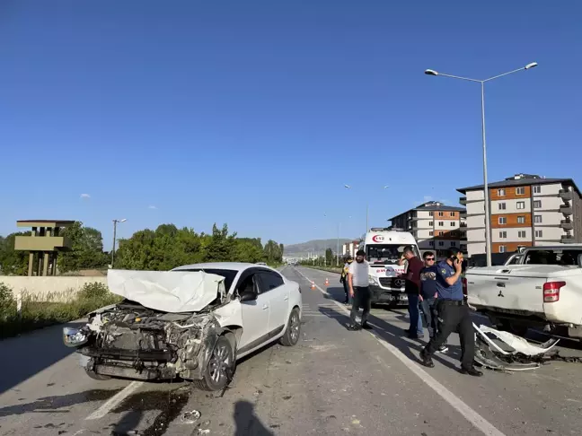 Erzurum'da 3 aracın karıştığı kazada 4 kişi yaralandı