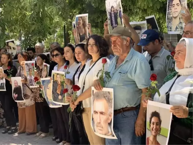 Son Dakika | Suruç'ta canlı bombalı saldırıda ölen 33 kişi karanfillerle anıldı